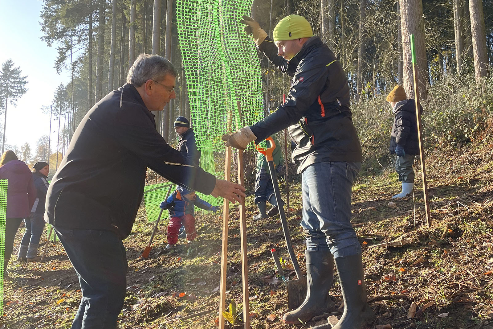 Rainer und Stefan Hotz beim Aufforsten in Wald-Amorbach