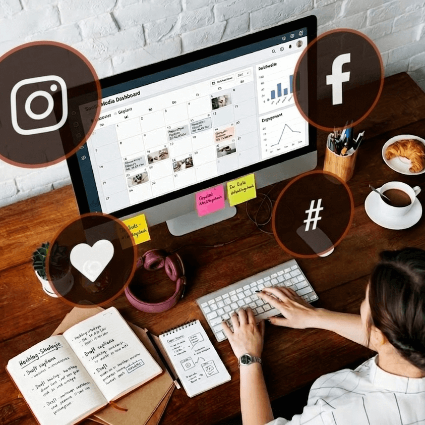 Frau arbeitet am Computer, über ihr fliegen Social Media Icons durchs Bild