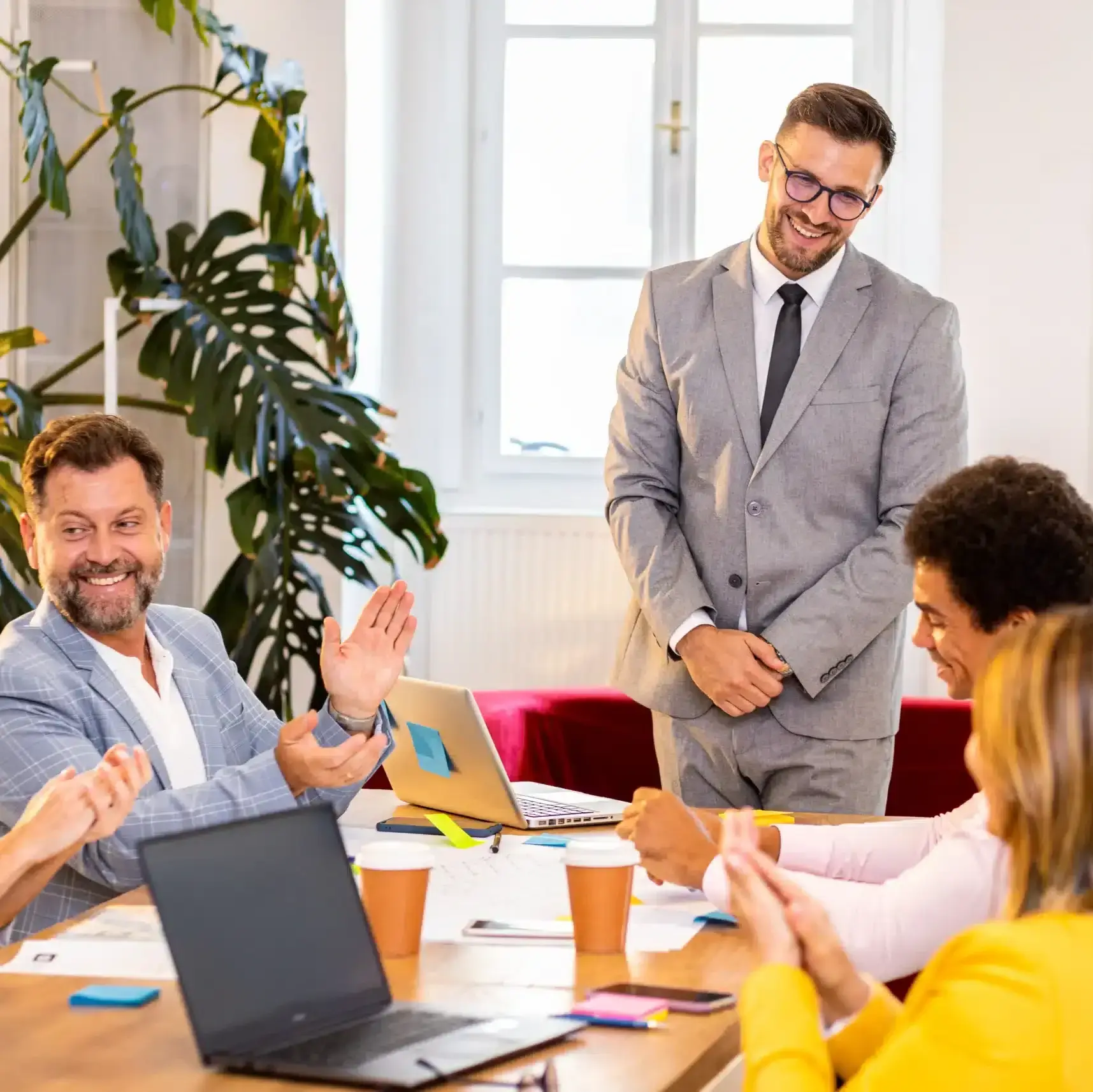 Arbeitskollegen lachen zusammen bei einem Meeting
