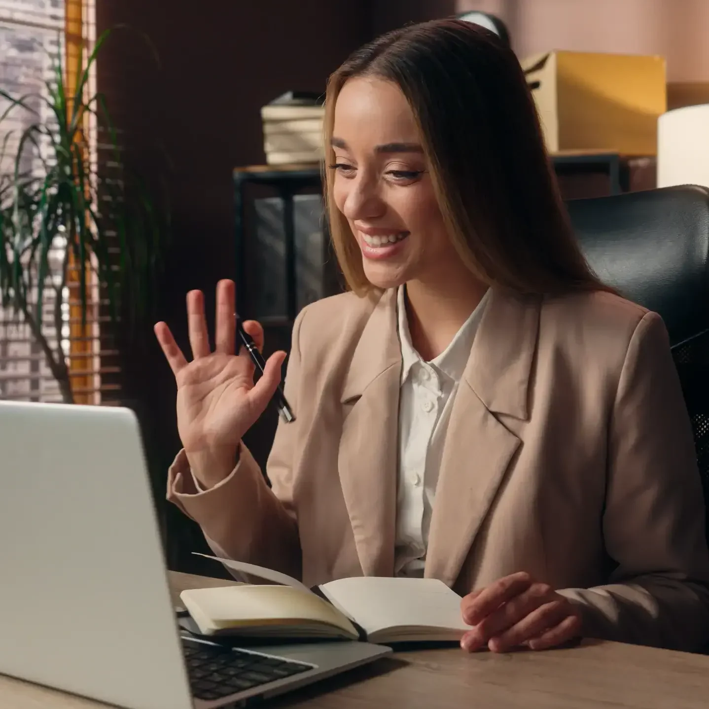 Mitarbeiterin von Hotz Dialogmarketing in einem Videocall mit einem Bestandskunden