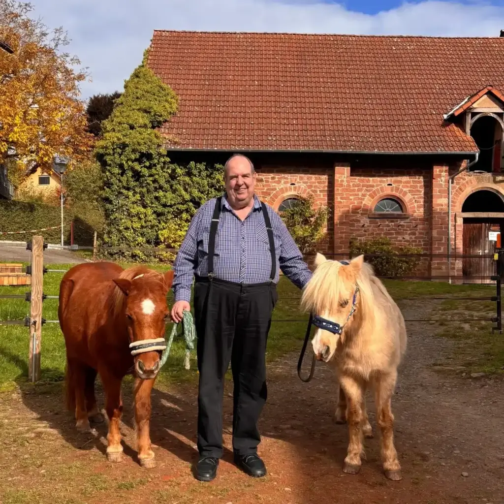 Ulrich Krämer mit zwei Pferden vom Hohenloher Hof